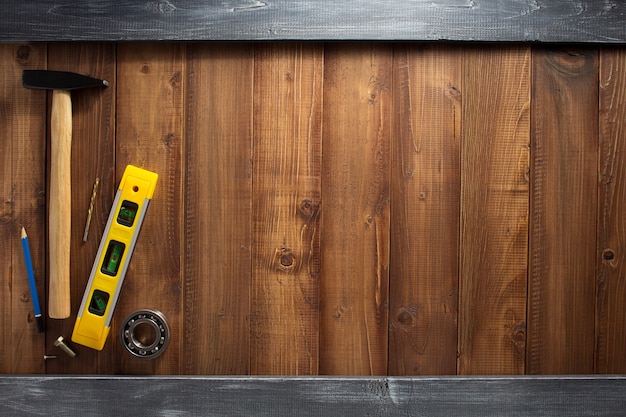 Strumenti di costruzione su fondo di legno della plancia