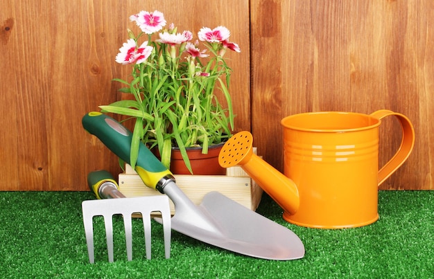 Strumenti di giardinaggio su fondo di legno