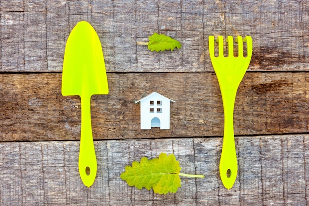 Strumenti di giardinaggio su fondo di legno