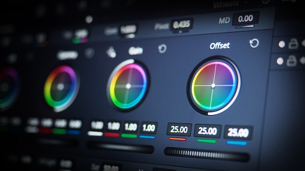 Strumenti di gradazione del colore o indicatore di correzione del colore rgb sul monitor nel processo di post produzione teleci