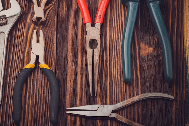 Strumenti di lavoro assortiti su legno