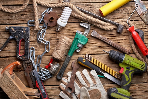 strumenti di lavoro e accessori sul tavolo di legno