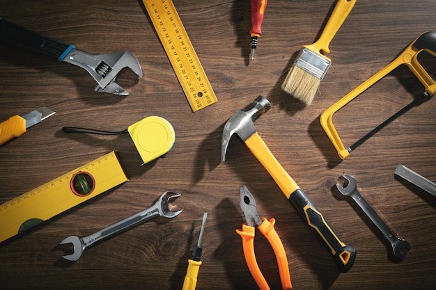 Strumenti di lavoro sullo sfondo di legno.