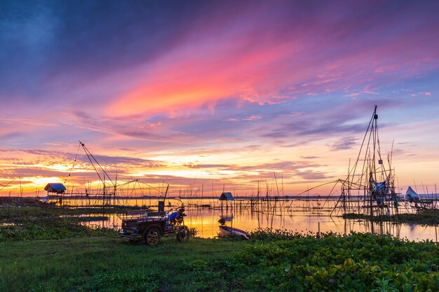 Strumenti di pesca del pescatore al mattino.