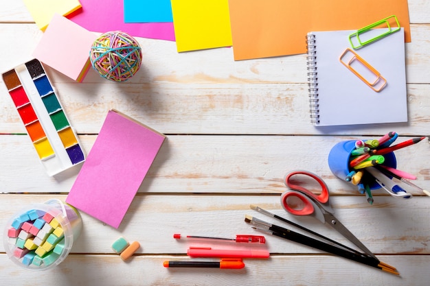 Strumenti di scuola su un legno