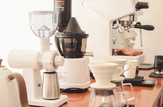 Strumenti e attrezzature per la preparazione del caffè Drip Brew.