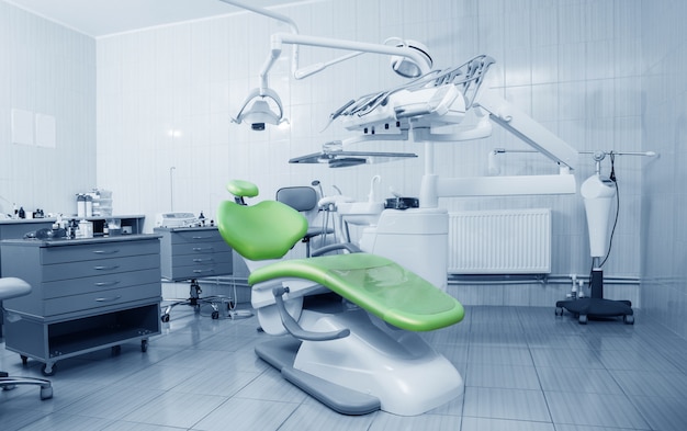 Strumenti e sedia professionali del dentista nello studio dentistico