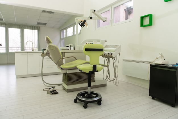 Strumenti e sedia professionali del dentista nello studio dentistico