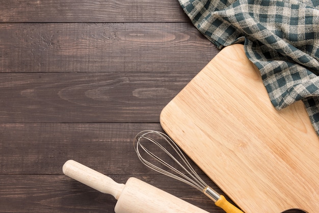 Strumenti e tovagliolo di legno della cucina sulla tavola di legno