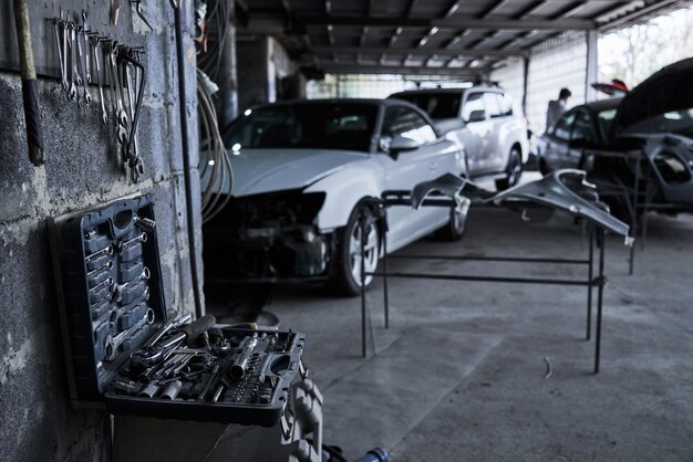 Strumenti in servizio auto, attrezzature per restauro e riparazione auto in garage