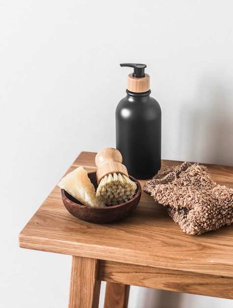 Strumenti naturali per lavare i piatti Spazzola in legno con panno di sapone fatto in casa con setole naturali e dispenser su fondo di legno