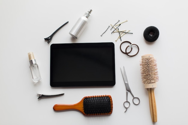strumenti per capelli, bellezza e parrucchiere concetto - tablet computer, forbici, spazzole e spray per lo styling con spilli e cravatte su sfondo bianco