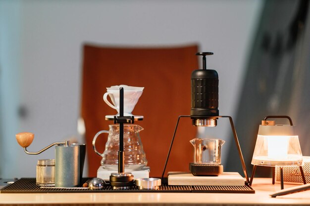 Strumenti per il caffè a goccia nel bancone del caffè Slow bar Concept di caffetteria