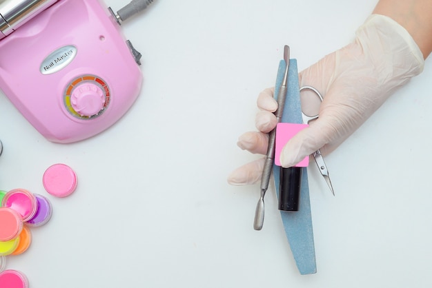 strumenti per il layout di manicure su uno sfondo biancoisolare il concetto di bellezza e salute flatley