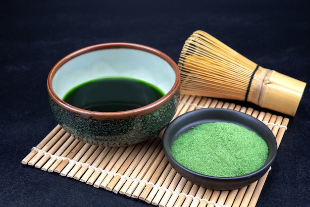 Strumenti per la cerimonia del tè Matcha verde biologico