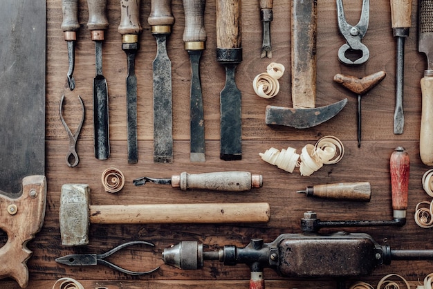 Strumenti per la lavorazione del legno vintage sul banco di lavoro