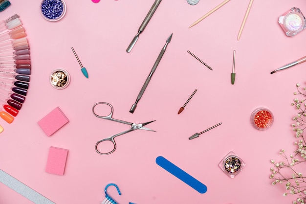 Strumenti per manicure e pedicure su sfondo rosa Modello di progettazione banner per salone di bellezza Il concetto di procedure cosmetiche e cura delle mani