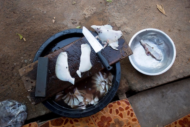 Strumenti per pulire e preparare i calamari a Ko Yao, nel sud della Thailandia