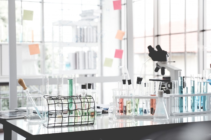 Foto strumenti scientifici nella stanza del laboratorio. concetto di ricerca scientifica.