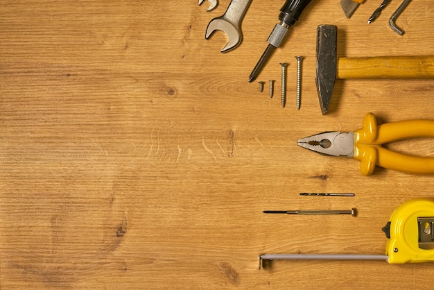 Strumenti su un pannello di legno con spazio per il testo.