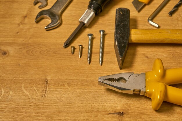 Strumenti su un pannello di legno con spazio per il testo.