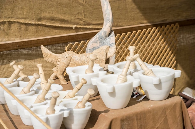 Strumenti tradizionali di scultura medievale in un vecchio mercato nelle feste di Alcalá de Henares, Madrid, Spagna