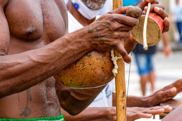 Strumento a percussione brasiliano chiamato berimbau durante una performance di capoeira Pelourinho a Salvador