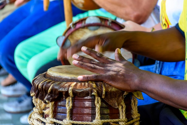 Strumento a percussione chiamato atabaque suonato nella tradizionale presentazione capoeira afrobraziliana