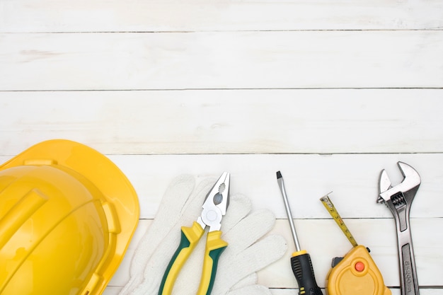 Strumento dell&#39;attrezzatura per l&#39;edilizia su fondo di legno bianco