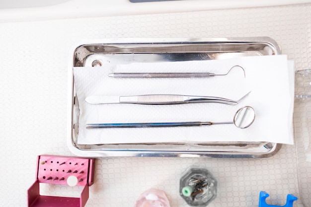 strumento dentale nella clinica di stomatologia Strumenti dentistici professionali