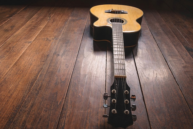 Strumento di chitarra acustica su fondo in legno