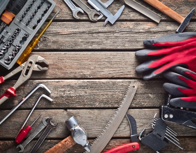 Strumento di lavoro su un tavolo di legno.