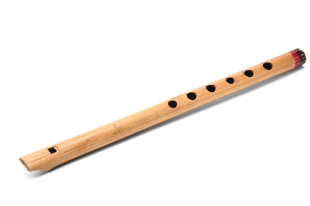 Strumento flauto in legno isolato su bianco