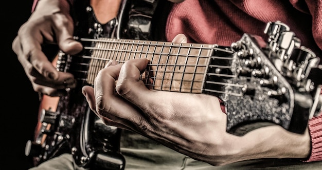 Strumento musicale Chitarra elettrica Ripetizione della band di musica rock Festival musicale Uomo che suona la chitarra Primo piano mano che suona la chitarra Musicista che suona la chitarra musica dal vivo