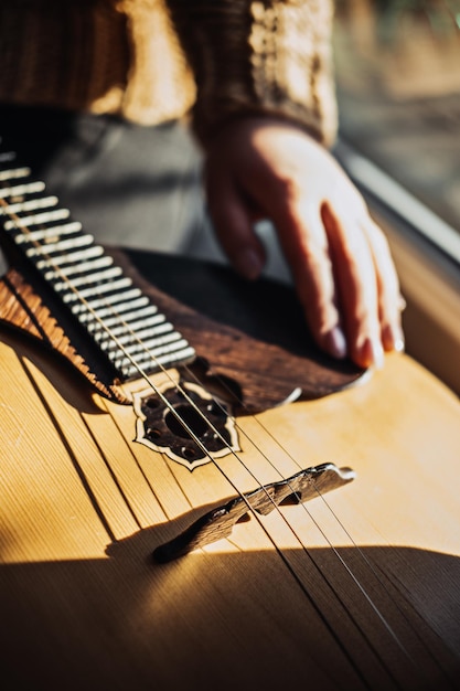 Strumento musicale popolare Domra mani femminili con corde strumento musicale fatto a mano in legno naturale