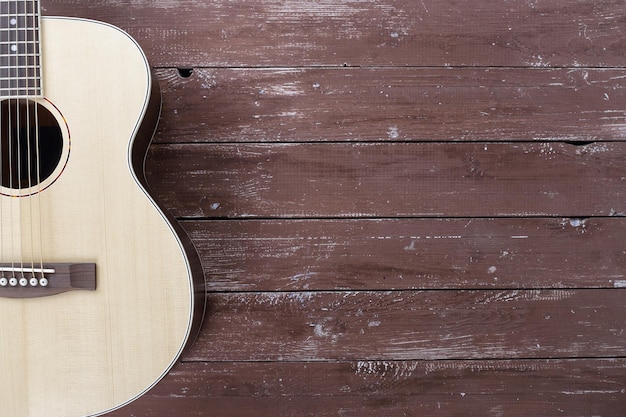 Strumento musicale Silhouette di una chitarra acustica mancina in alto in abete su legno