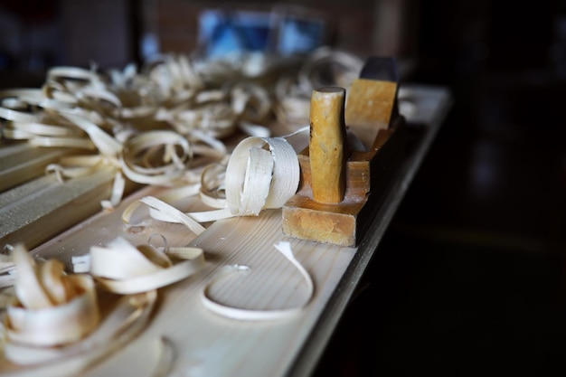 Strumento per falegnameria o falegnameria e trucioli di legno Strumenti per la lavorazione del legno su tavola di legno Officina di falegnameria