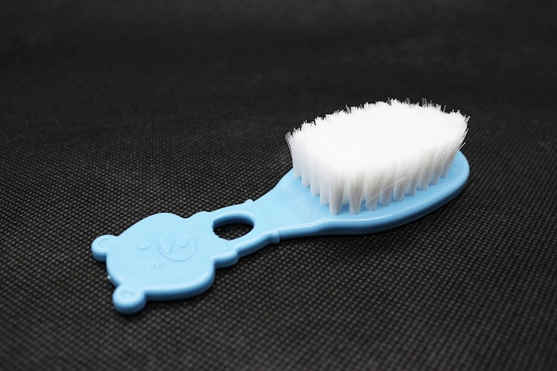 Strumento per pettinare i capelli blu dei bambini