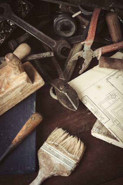 Strumento vintage sul vecchio tavolo di legno scuro. Concetto di festa del papà