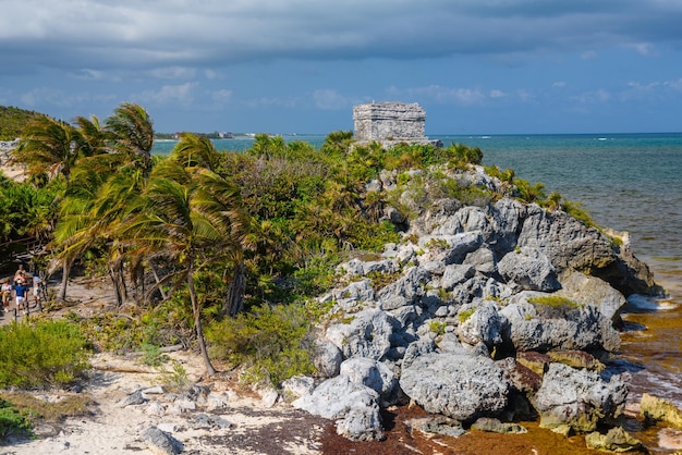 Struttura 45 offertori sulla collina vicino alla spiaggia Rovine Maya a Tulum Riviera Maya Yucatan Mar dei Caraibi Messico