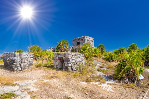 Struttura 45 offertori sulla collina vicino alla spiaggia Rovine Maya a Tulum Riviera Maya Yucatan Mar dei Caraibi Messico