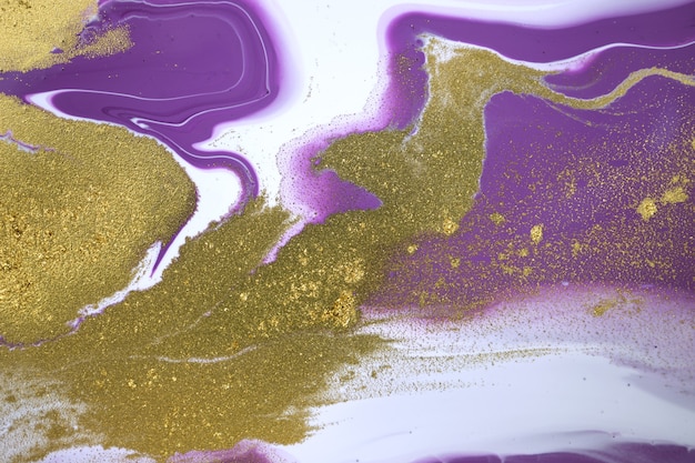 Struttura acrilica viola in marmo con glitter oro close up sfondo inchiostro liquido