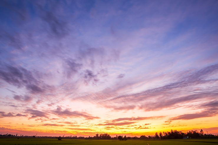 Foto struttura arancione del fondo del cielo con il tramonto bianco delle nuvole.