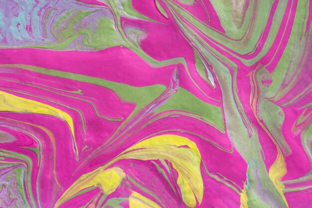 Struttura astratta di arte fluida. Un frammento pittorico multicolore di un dipinto. Disegno acrilico luminoso di primo piano di sfumature rosa, gialle, viola, verde pallido e blu. Il concetto di umore estivo, fioritura