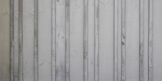 Struttura bianca del recinto della parete di legno per la facciata grigia delle plance di legno dello sfondo