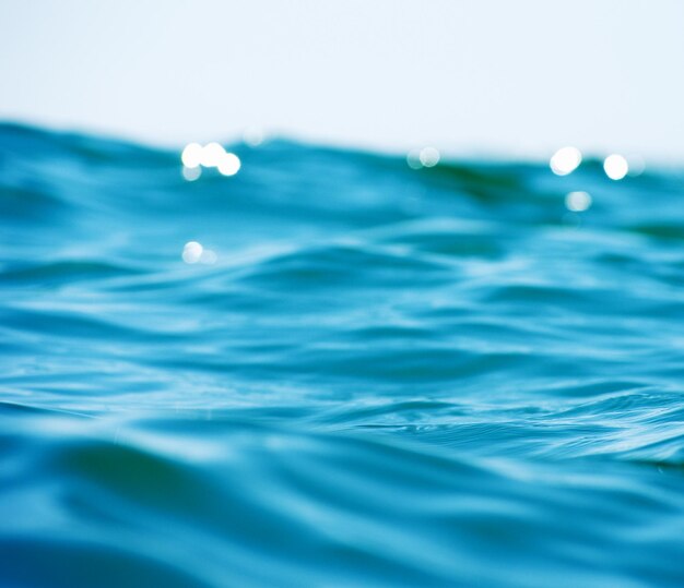 Struttura blu del fondo dell'acqua di mare