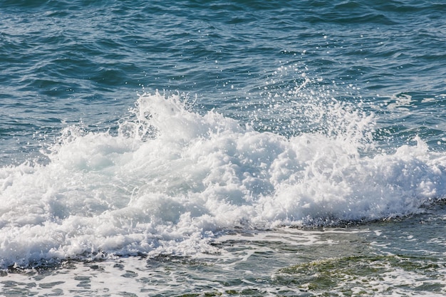 Struttura blu del mare con onde e schiuma