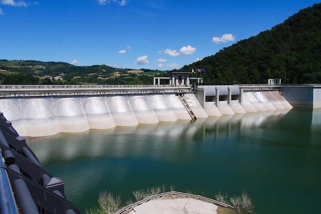 Struttura costruita dal lago contro il cielo