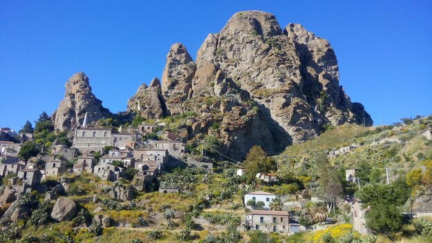 Struttura costruita su una montagna contro il cielo blu