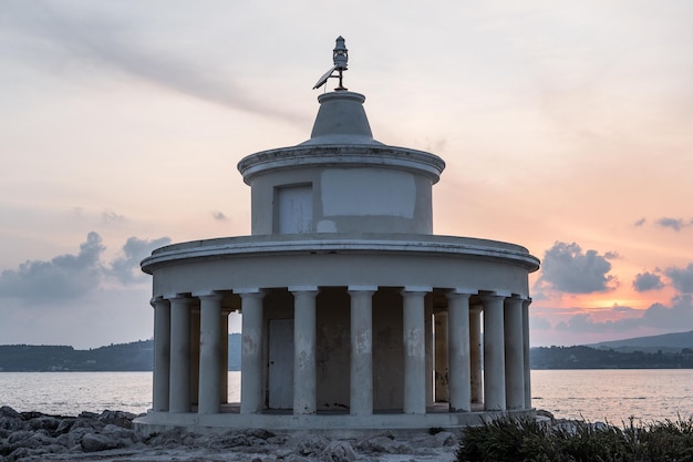 Struttura costruita sulla spiaggia dal mare contro il cielo durante il tramonto